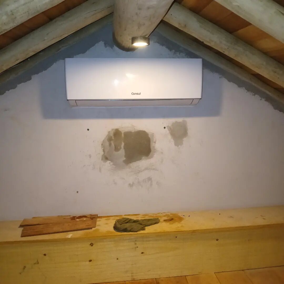 Ar-condicionado split reinstalado em mezanino em construção.