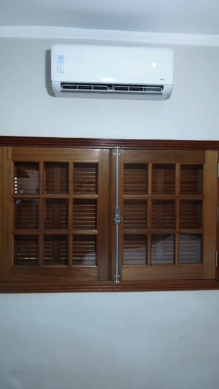 Aparelho de ar-condicionado split instalado acima de uma janela residencial, em imagem publicada pela LR&S.