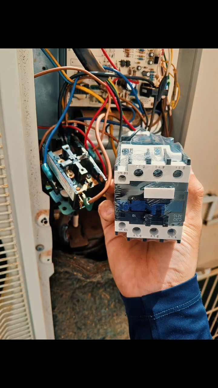 Componentes elétricos da unidade externa durante manutenção corretiva.